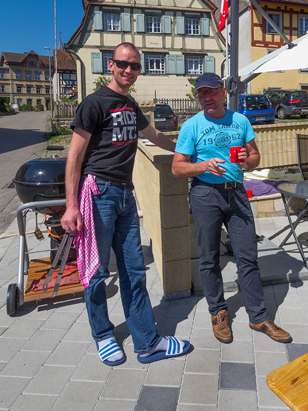 ... und Björn, der Grillmeister, ist gerüstet