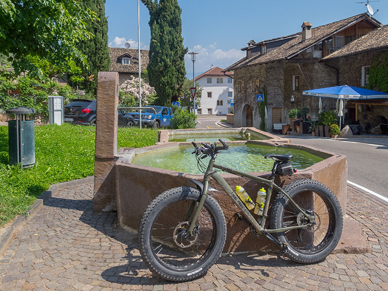 Am Brunnen wird für Abkühlung gesorgt