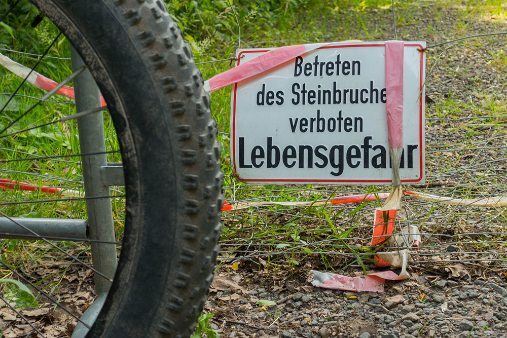 Der Track führt genau hier weiter, also versuche ich es trotz Verbotsschild ...