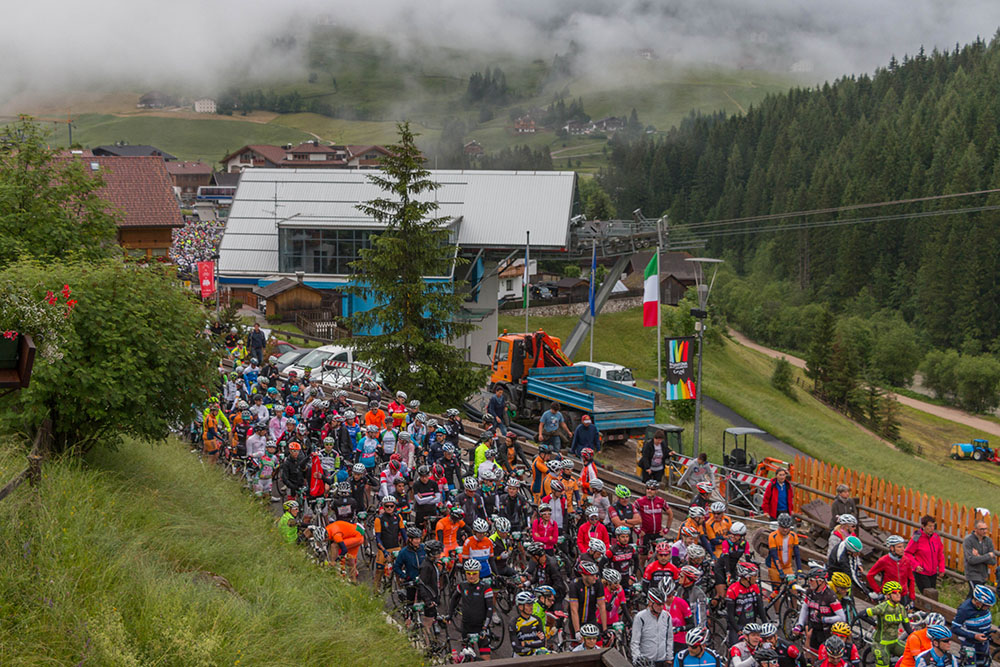 Tausende Radler stellen sich zum Start auf