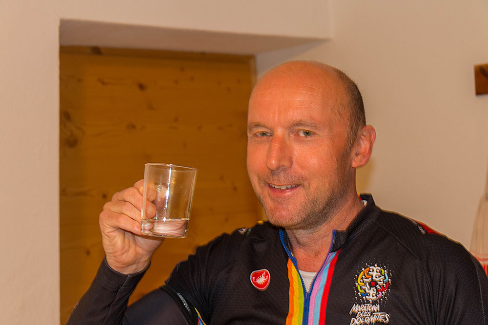 Reini bereitet sich vor, ein Glas Grappa hilft ;-) (Das ist natürlich nur Wasser) 