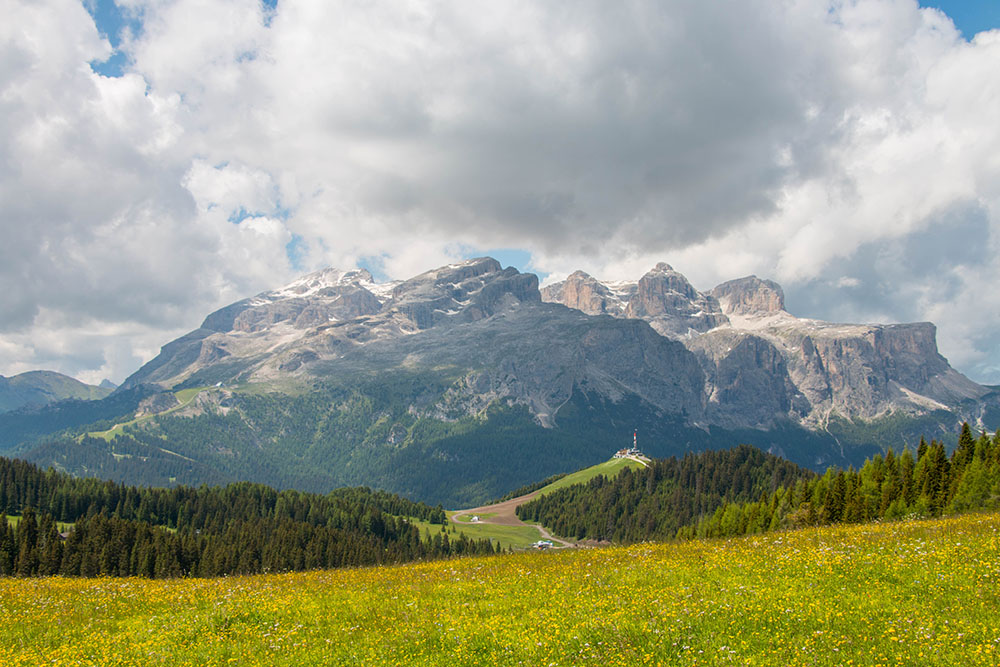 Rund um uns herum ragen Berge in die Höhe