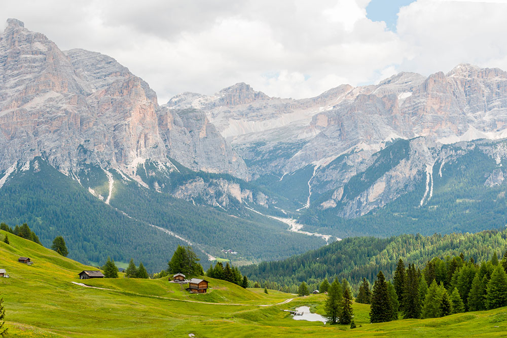 ... liegt malerisch vor dem Dolomitgestein