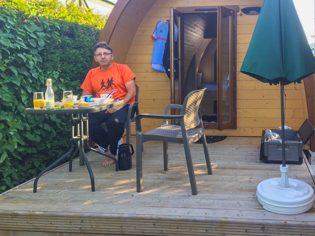 Frühstück vor unserer Gartenlodge 
