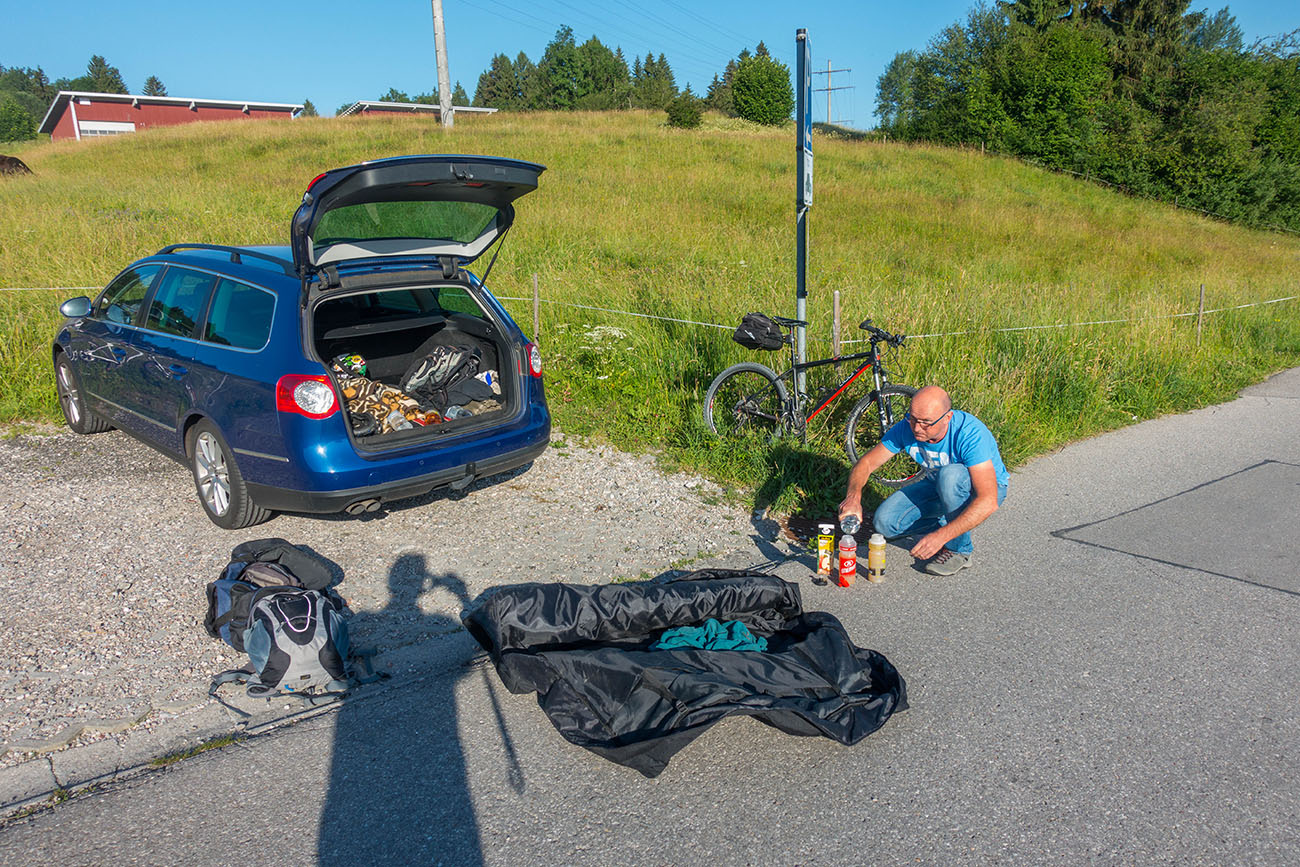 Nach dem Frühstück machen wir die Räder und uns für die Tour fertig 