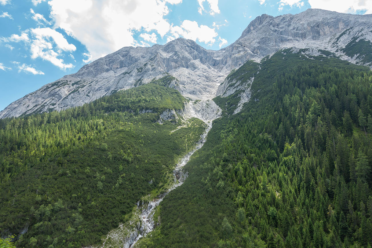 Umgeben von mächtigen Bergen fühlt man sich klein und unbedeutend 
