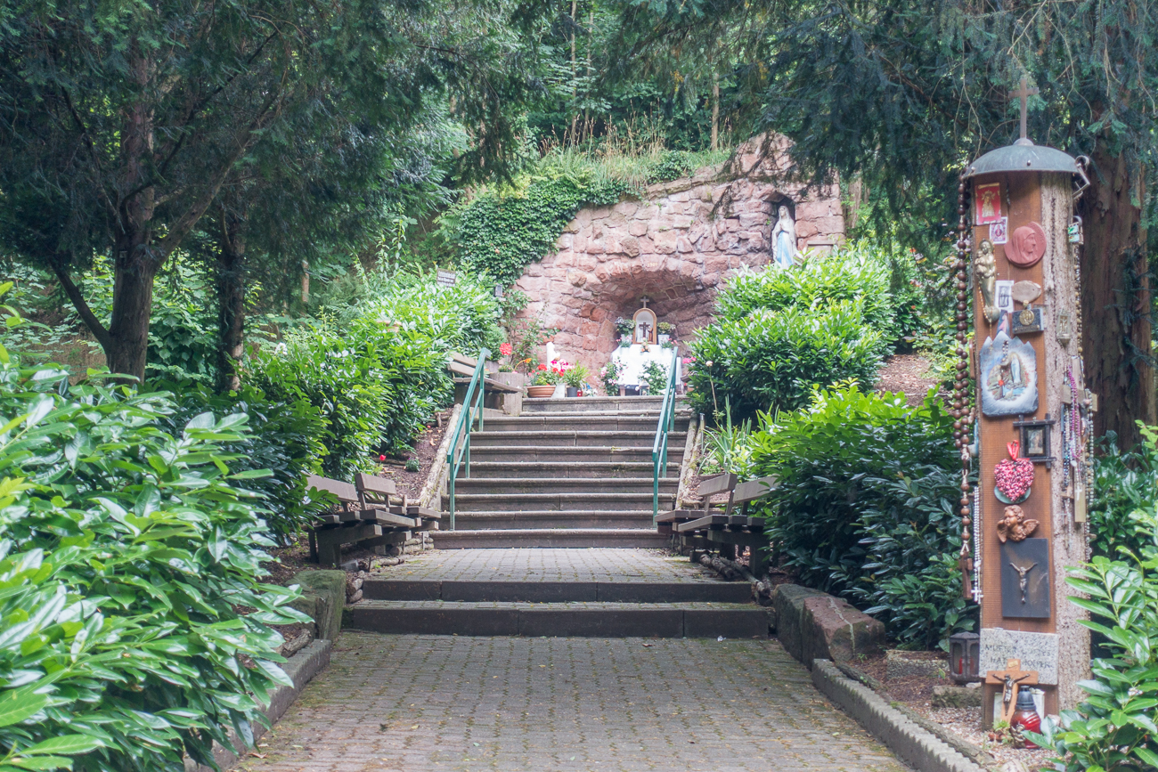 An der Lourdesgrotte bei Hagenbach