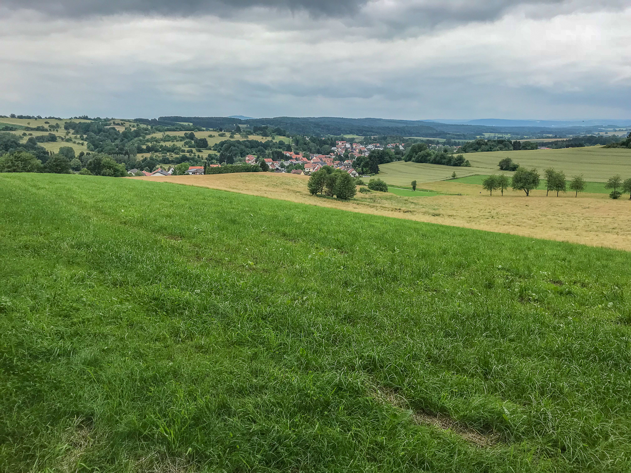 Hügelige Landschaft, hier lassen sich unbemerkt Höhenmeter sammeln ;-)