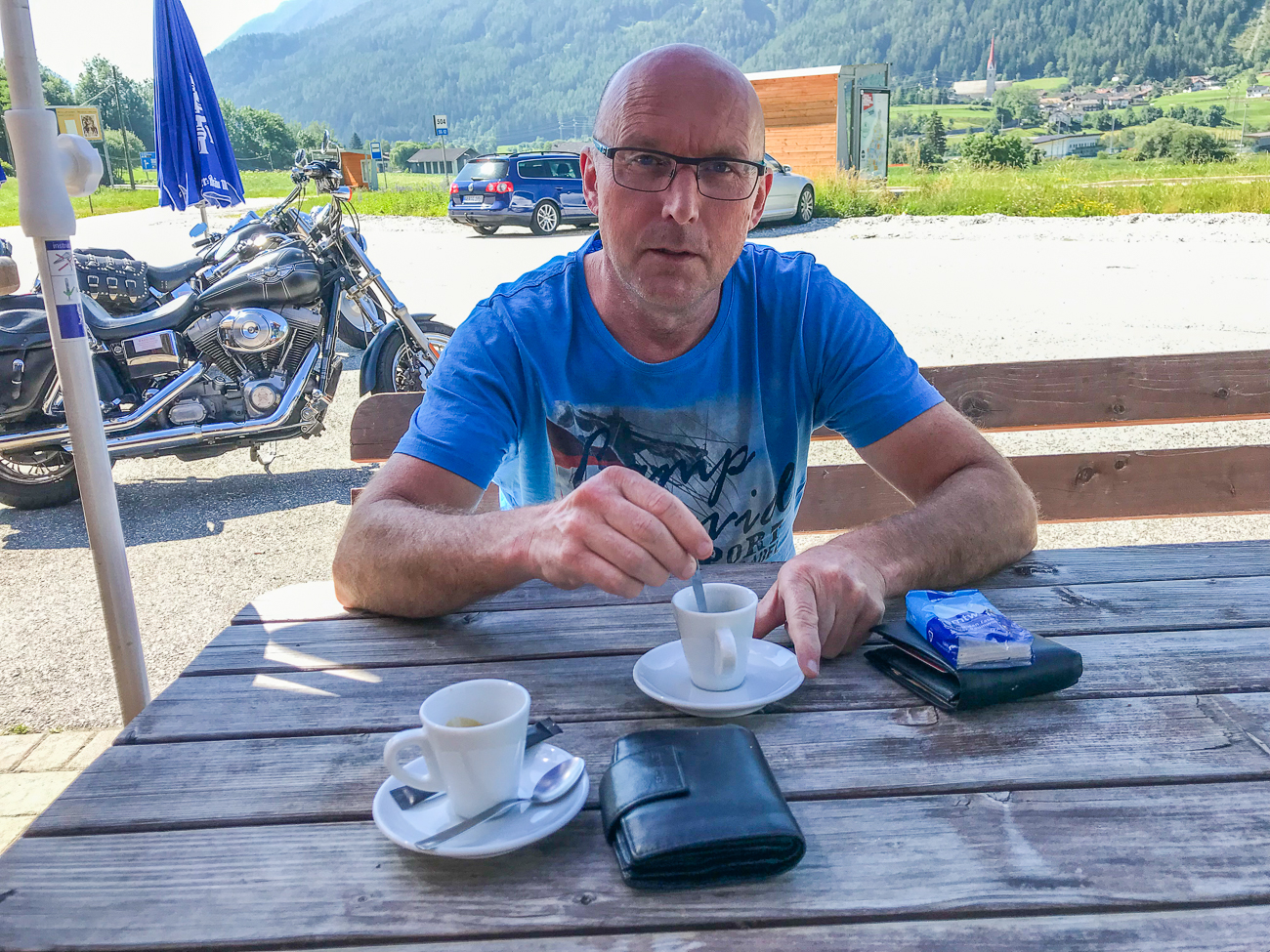 Bei Sterzing genießen wir den ersten italienischen Espresso