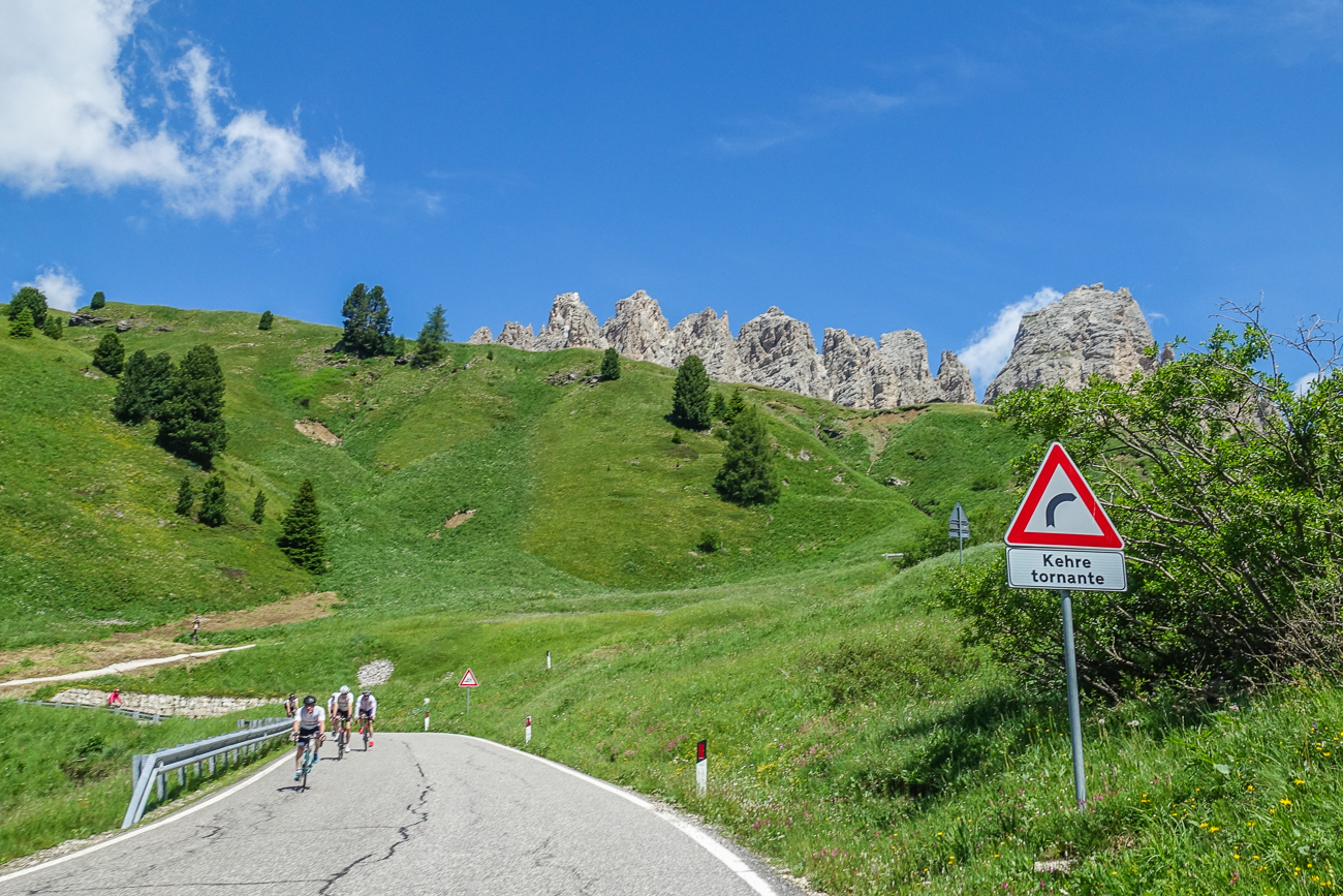 Nach der Pause fahren wir wieder zum Grödner Joch hinauf