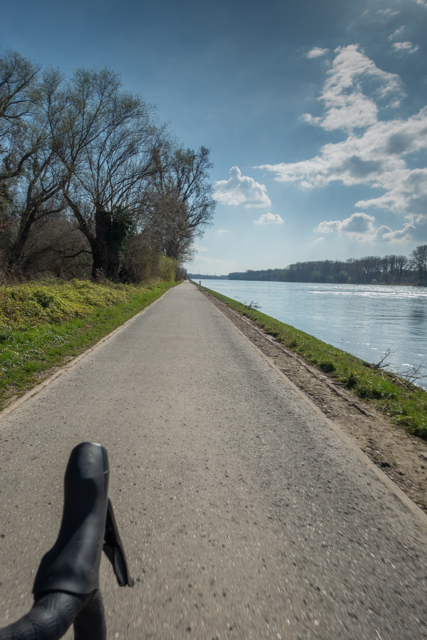 Am Rhein entlang