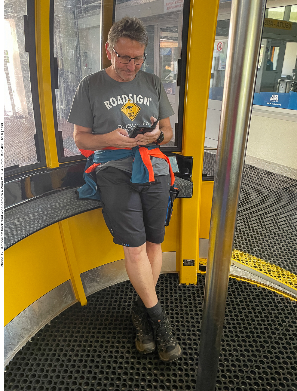 Die Jugend von heute daddelt immer nur auf dem Handy herum ;-) 