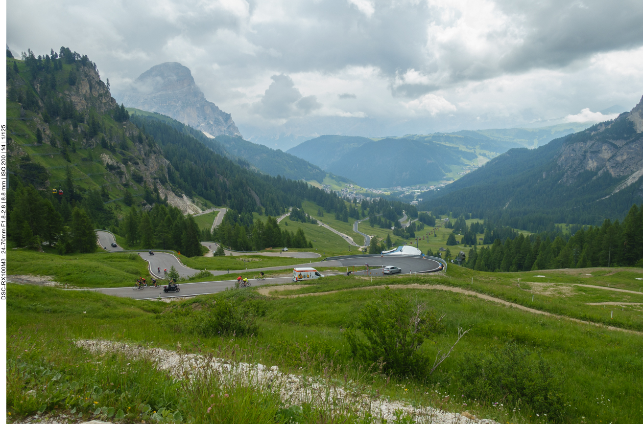 Auf der Passstraße rollen wir nach Corvara hinab 
