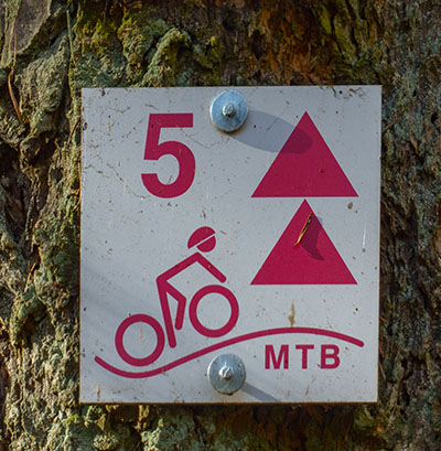 Kennzeichnung der MTB-Strecke 5 "Eingewöhnungstour" 