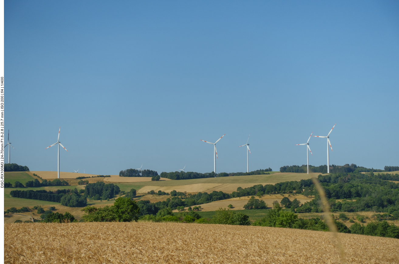... unterhalb der Windräder 