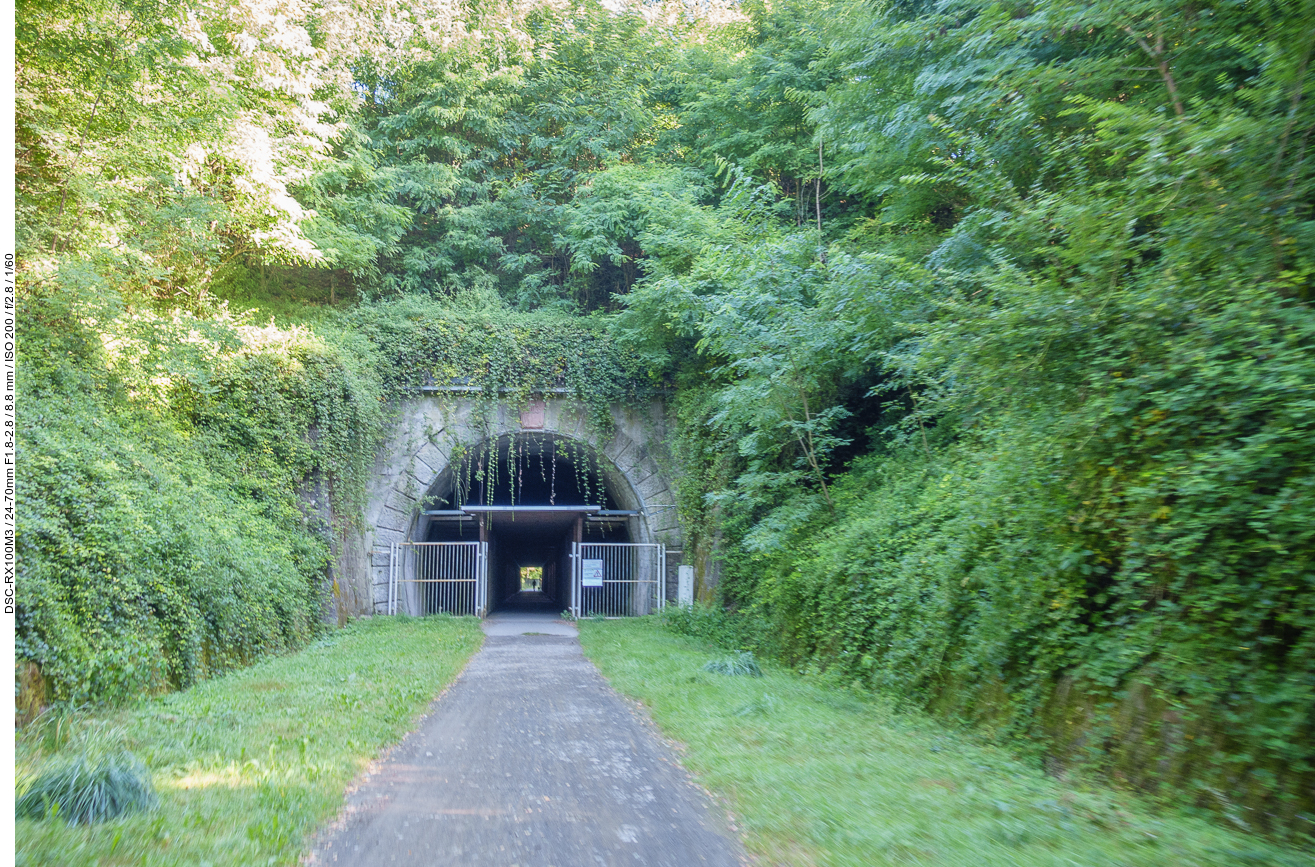 Der 100 Jahre alte Tunnel, drinnen ist's natürlich dunkel ;-)