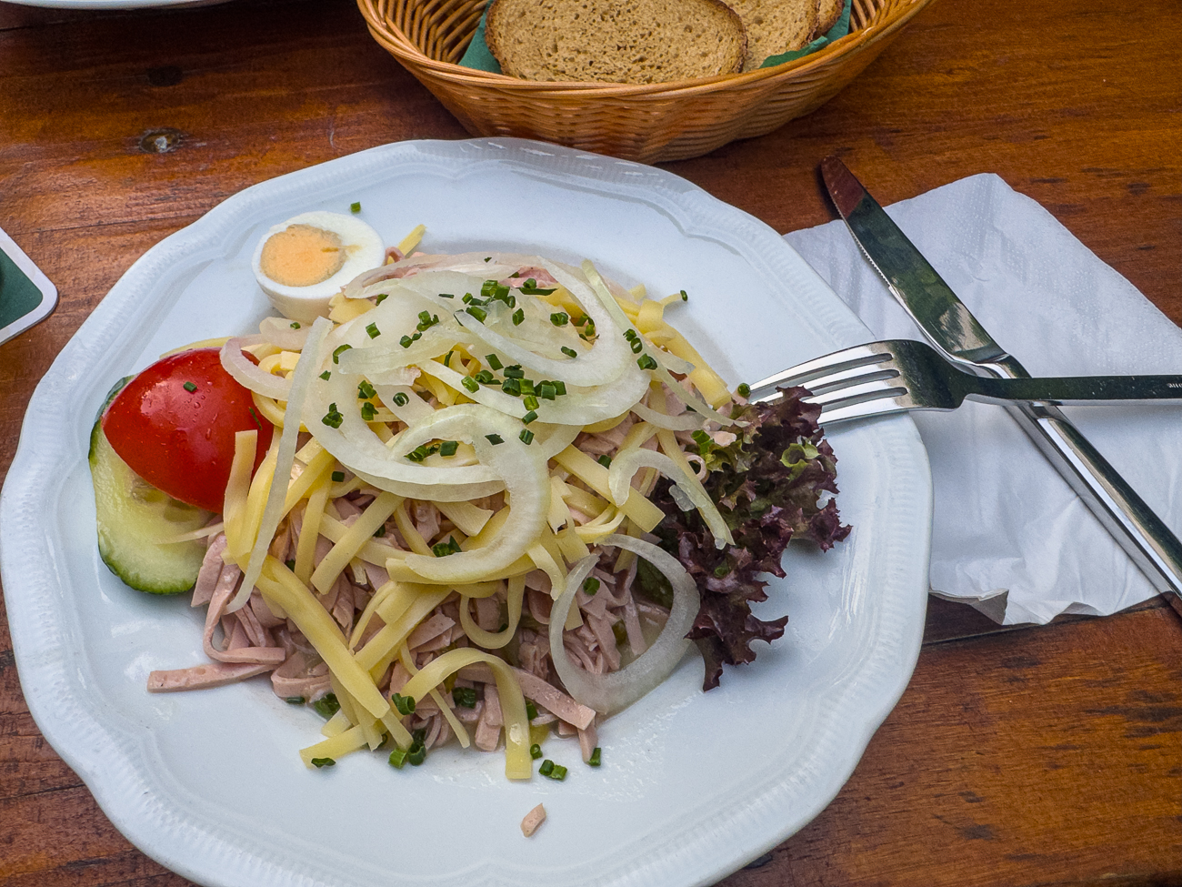 ... haben wir bei (alkoholfreiem!) Radler und Wurstsalat den Tag ausklingen lassen ;-)
