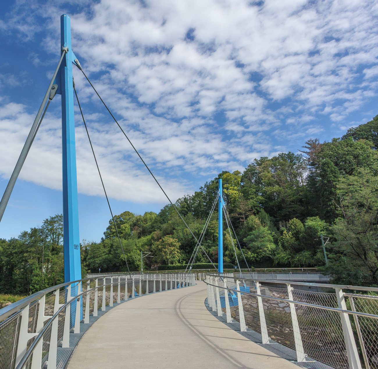 Die Toni-Huber-Br&uuml;cke, eine markante blaue H&auml;ngebr&uuml;cke f&uuml;r Fu&szlig;g&auml;nger und Radfahrer im Murgtal