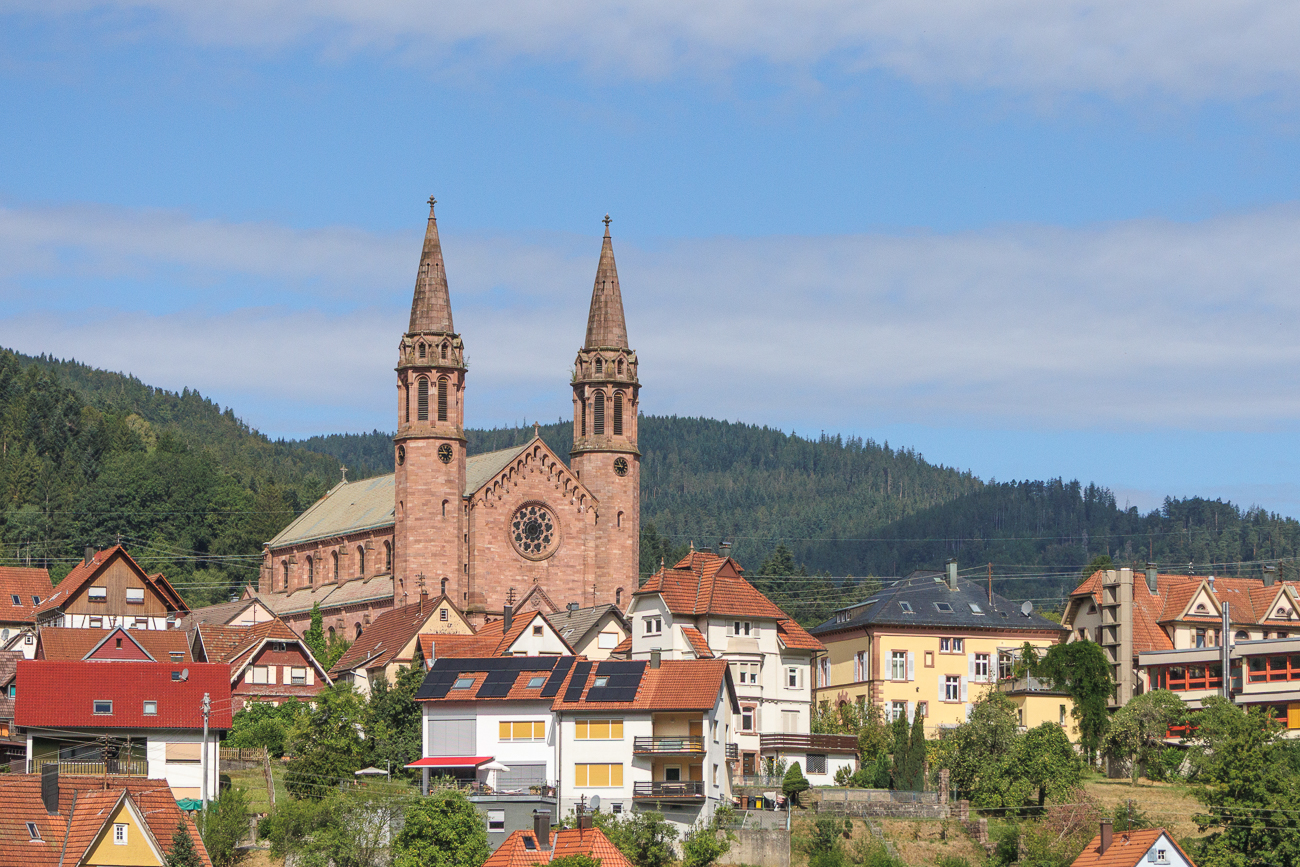 Die katholische Pfarrkirche St. Johannes der Täufer in Forbach, wegen ihrer imposanten Größe und Architektur im Volksmund auch als "Murgtaldom" bezeichnet