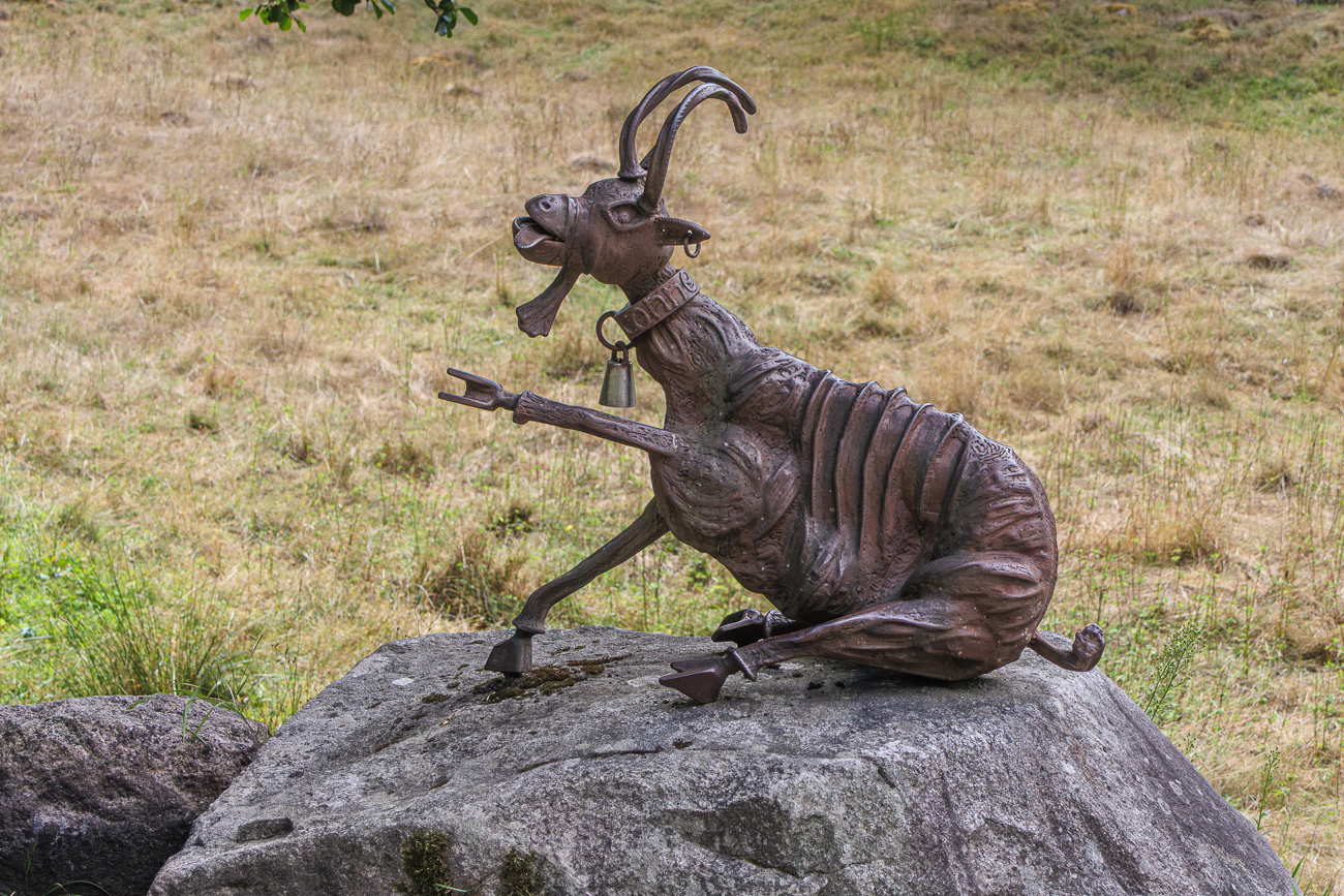 Die Skulptur "Vales Ziege" (Vale's Goat) im Murgtal bei Forbach. Daneben gibt es auch echte Ziegen