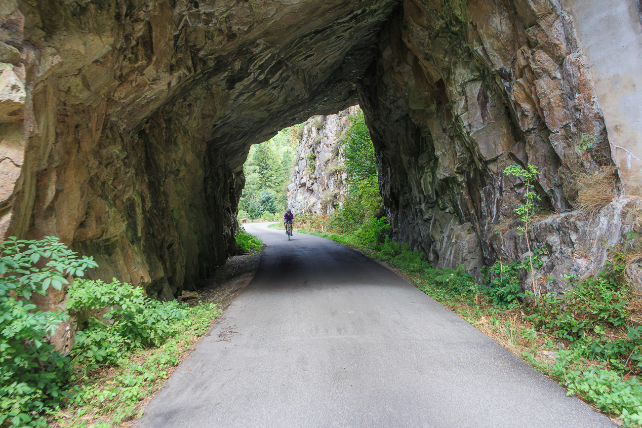 Sogar Tunnel gibt es auf dieser Route