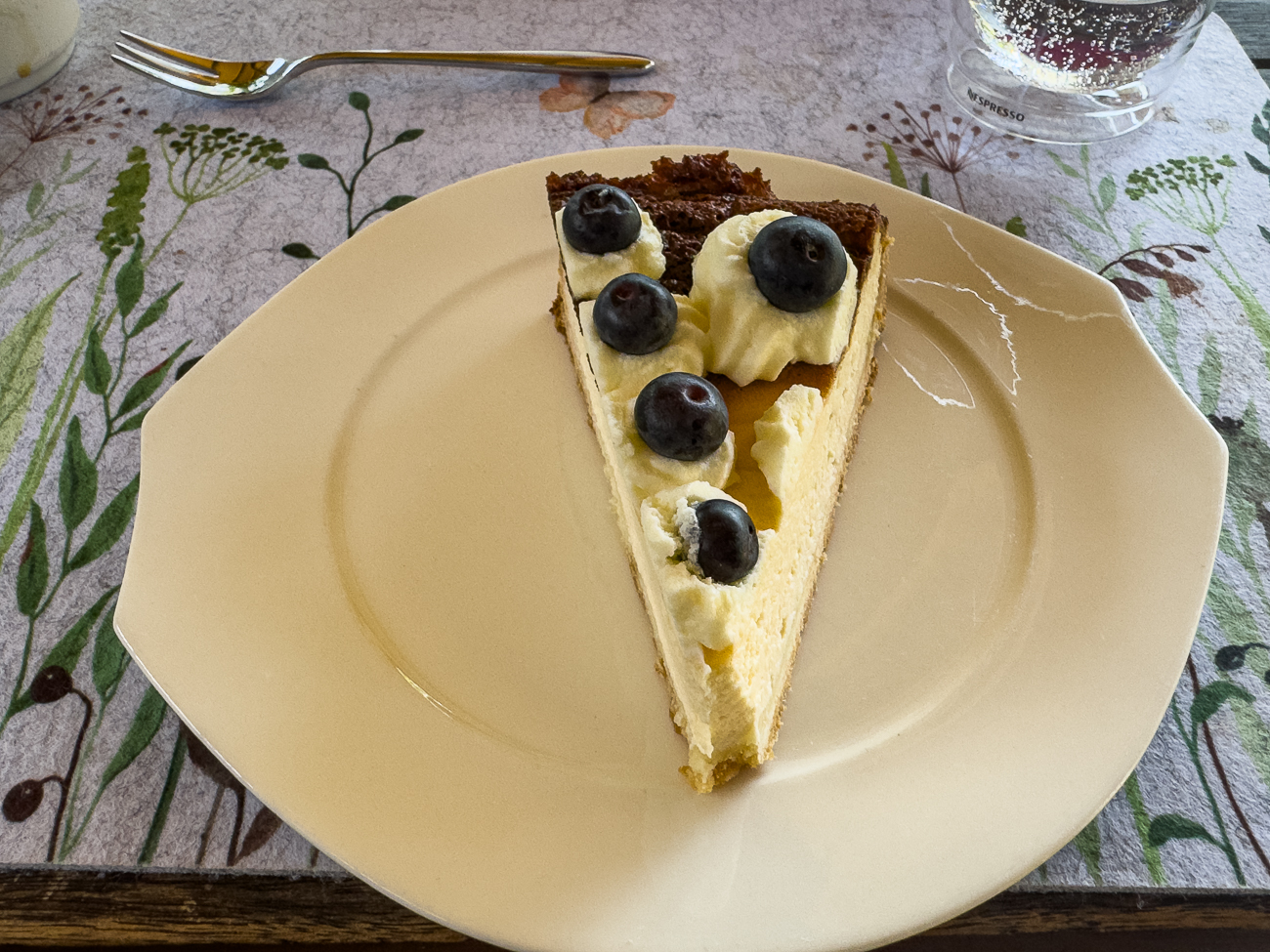 Zum Trost überfallen wir nochmal "Fräulein Elke" und naschen die Kuchenreste von gestern ;-)