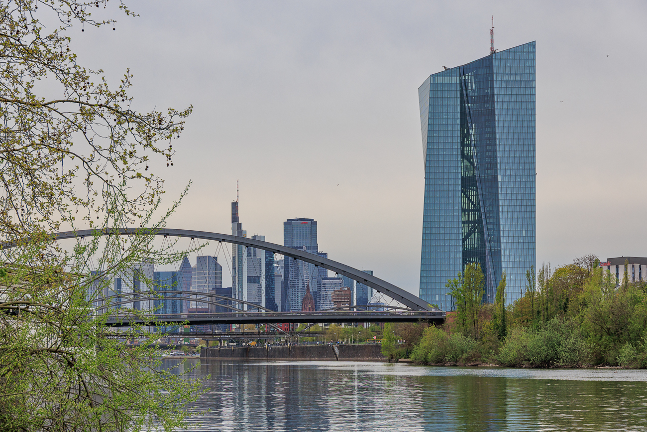 Am Mainufer in Frankfurt ...