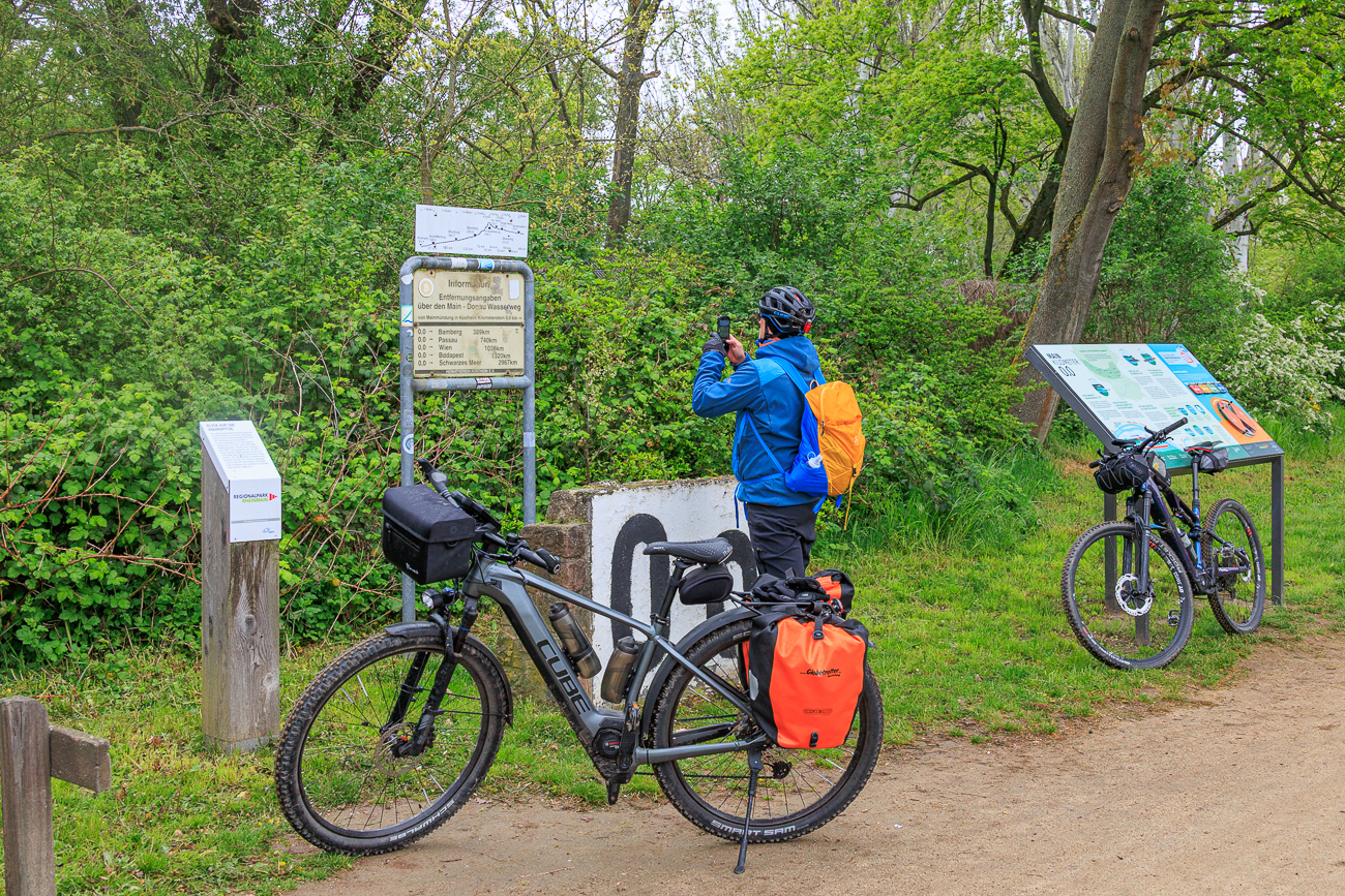 J&uuml;rgen fotografiert die Infos dazu