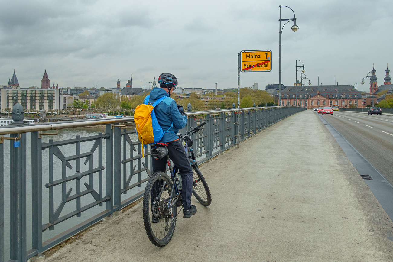 Auf der Theodor-Heuss-Br&uuml;cke fahren wir nach Mainz hin&uuml;ber ...