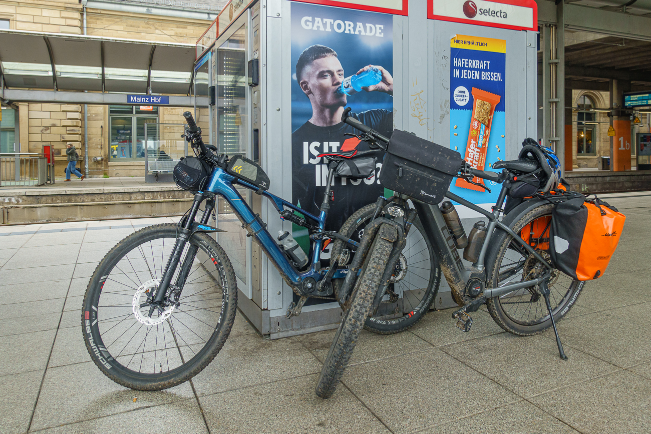 Am Bahnsteig im Mainzer Hauptbahnhof