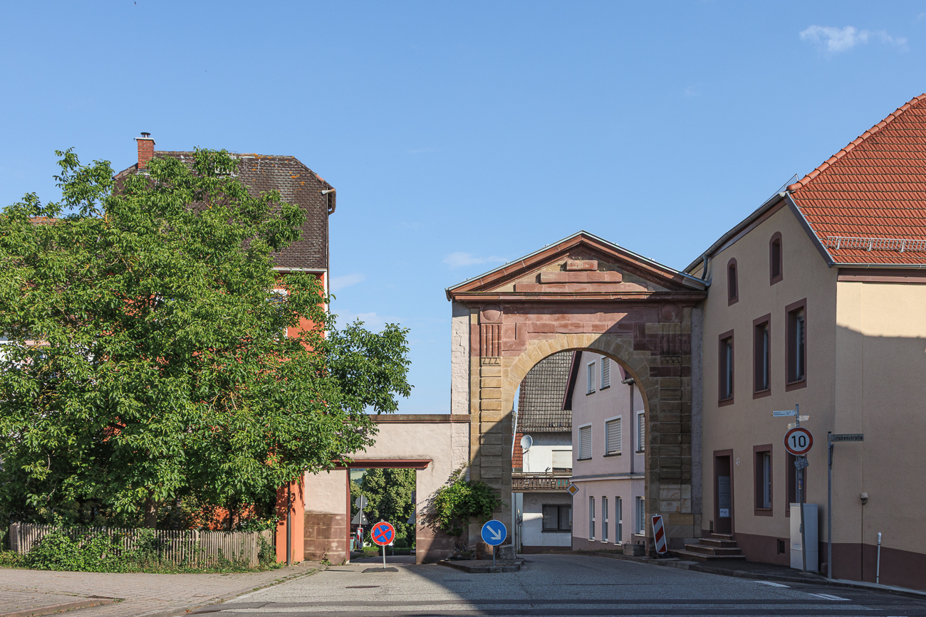 Das Obere Stadttor in Hornbach wurde 1785 im klassizistischen Stil erbaut und ersetzte einen älteren Torbogen mit ursprünglich fünf Türmen