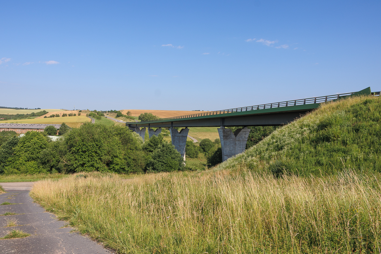 Die Brücke bei Volmunster dient als wichtige Verkehrsverbindung in dieser ländlich geprägten Region