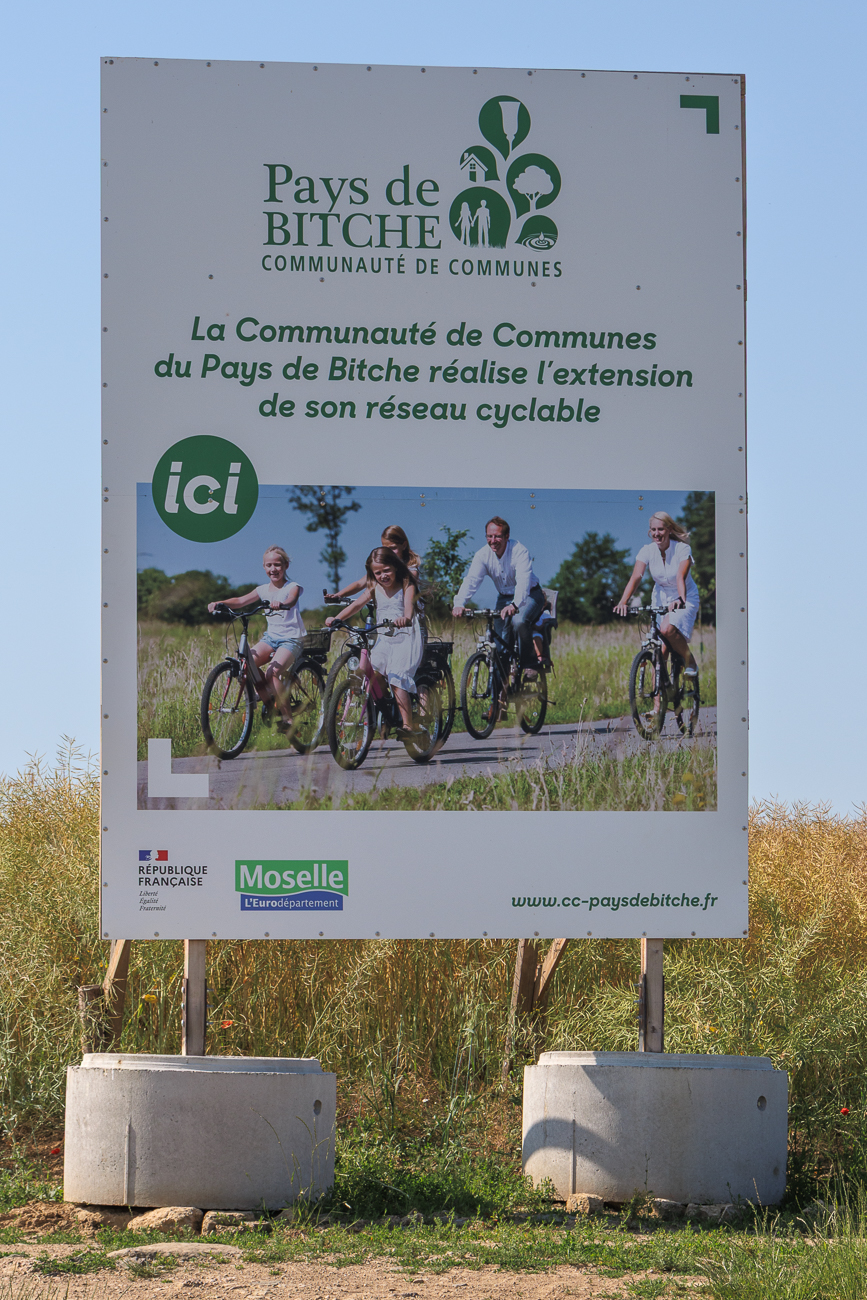 Übersetzt: "Die Gemeinschaft der Gemeinden Pays de Bitche baut hier ihr Radwegenetz aus"Anmerkung: Ist auch bitter nötig, der Europäische Mühlenradweg verläuft gröstenteils auf Landstraßen!