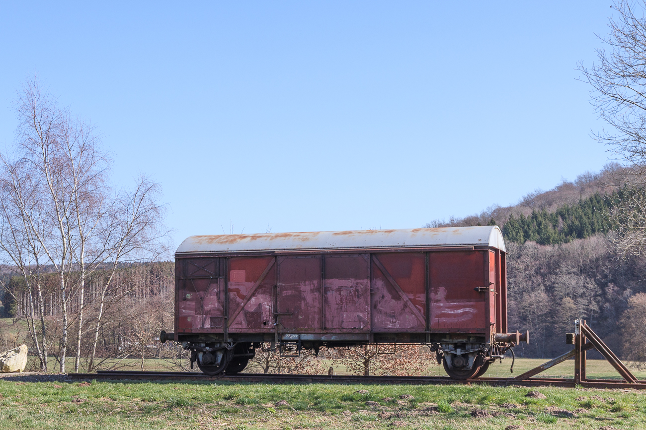 Ausrangierter Waggon an einem Rastplatz bei S&ouml;tern