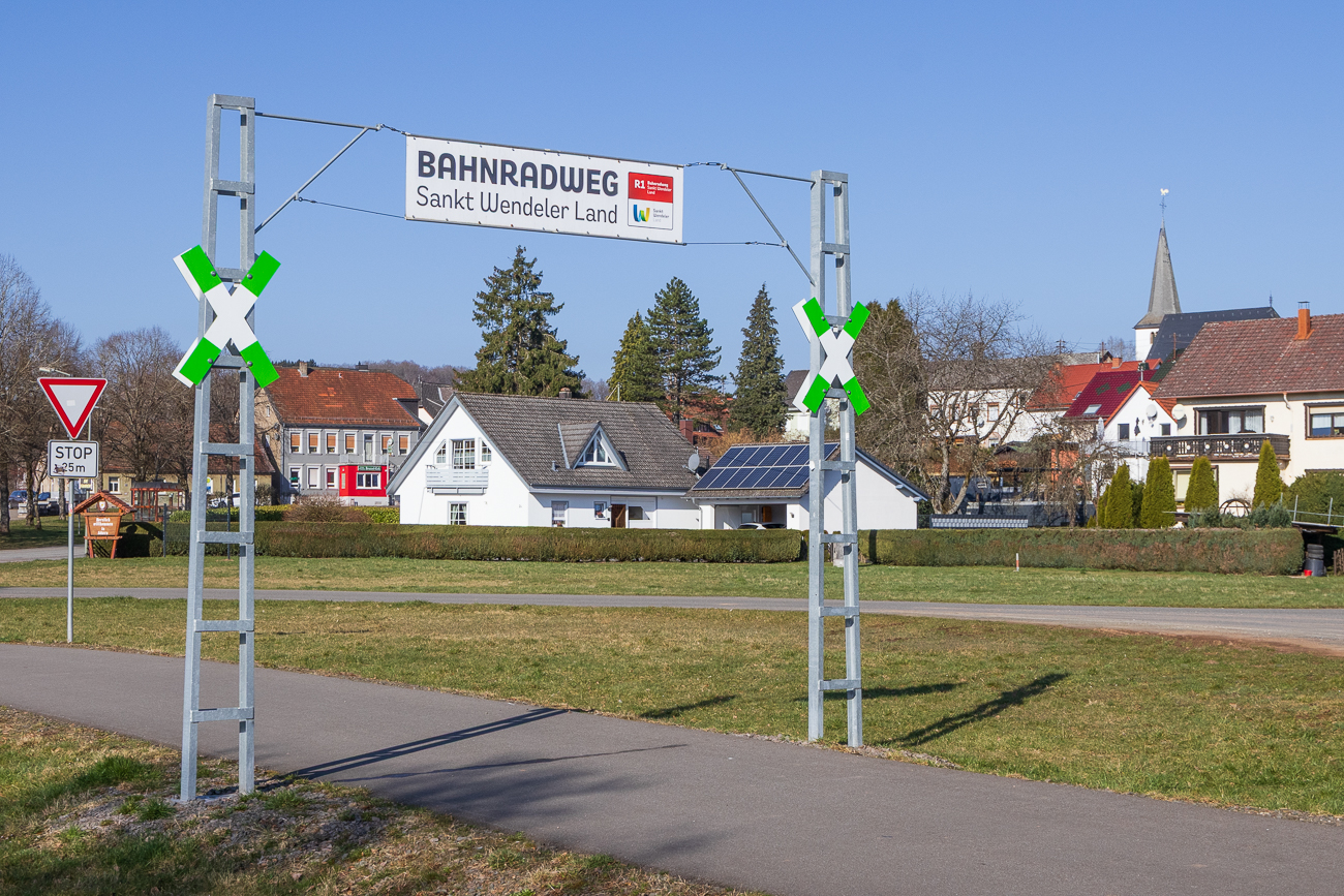 Bei S&ouml;tern steht eines der Tore des Bahnradwegs