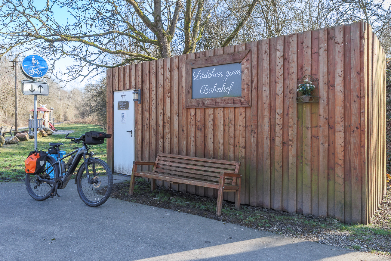 Hier gibt es auch ein L&auml;dchen mit diversen Angeboten, sp&auml;ter mehr dazu