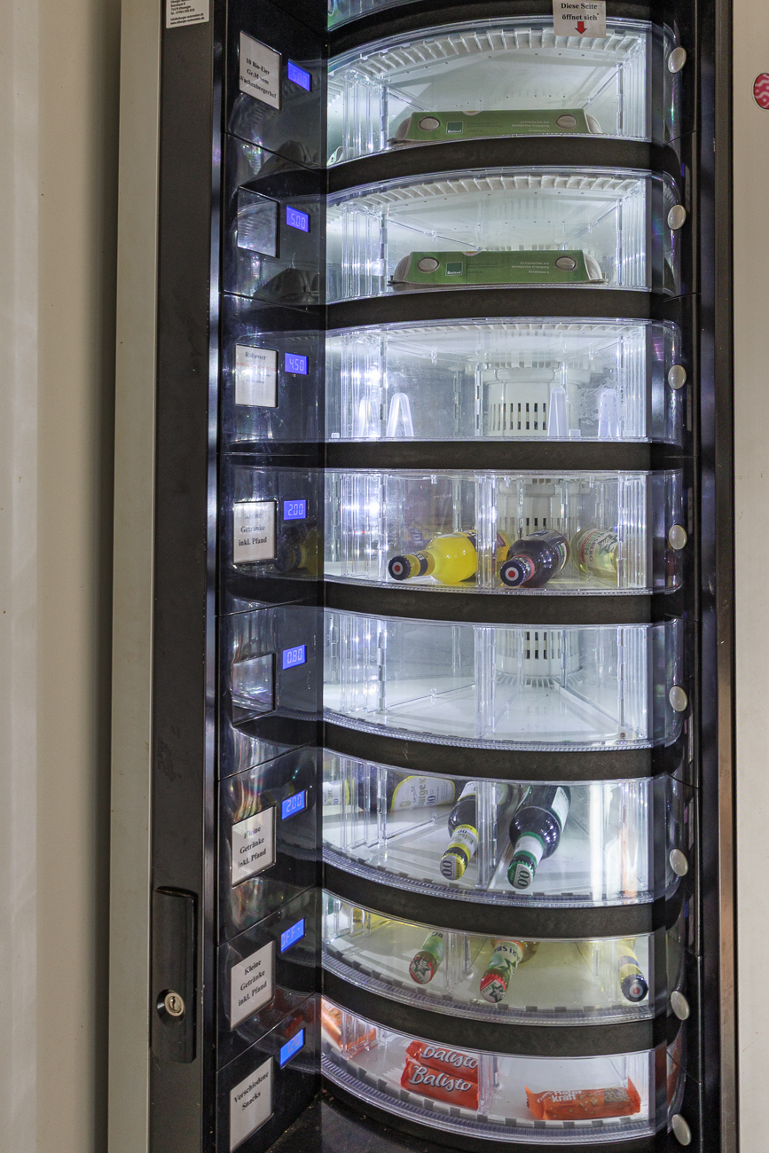 Einen Automaten mit Getr&auml;nken, Eiern und S&uuml;&szlig;igkeiten gibt es auch