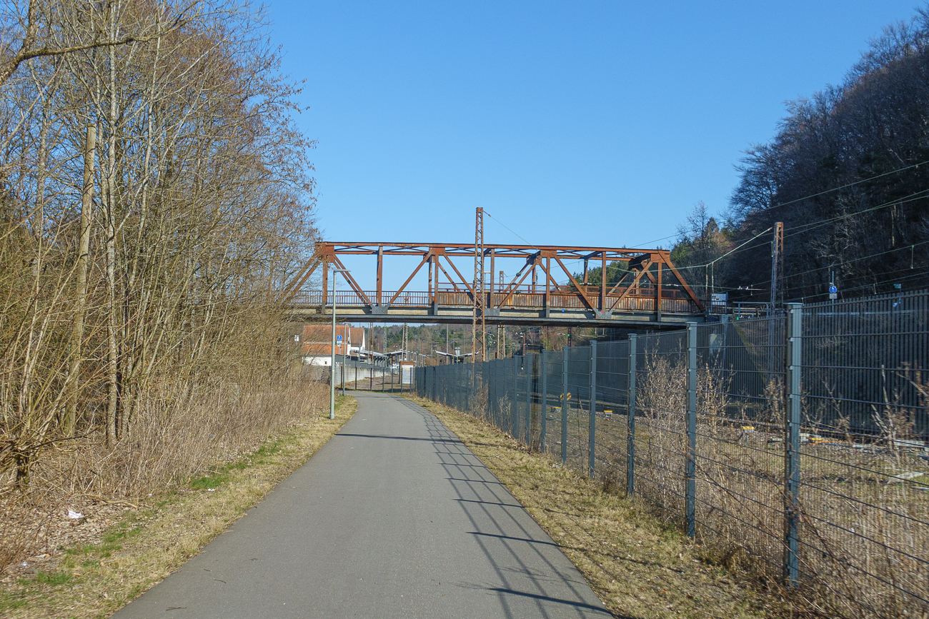 &Uuml;ber die Br&uuml;cke bei T&uuml;rkism&uuml;hle &uuml;berquert man die heutige Bahntrasse