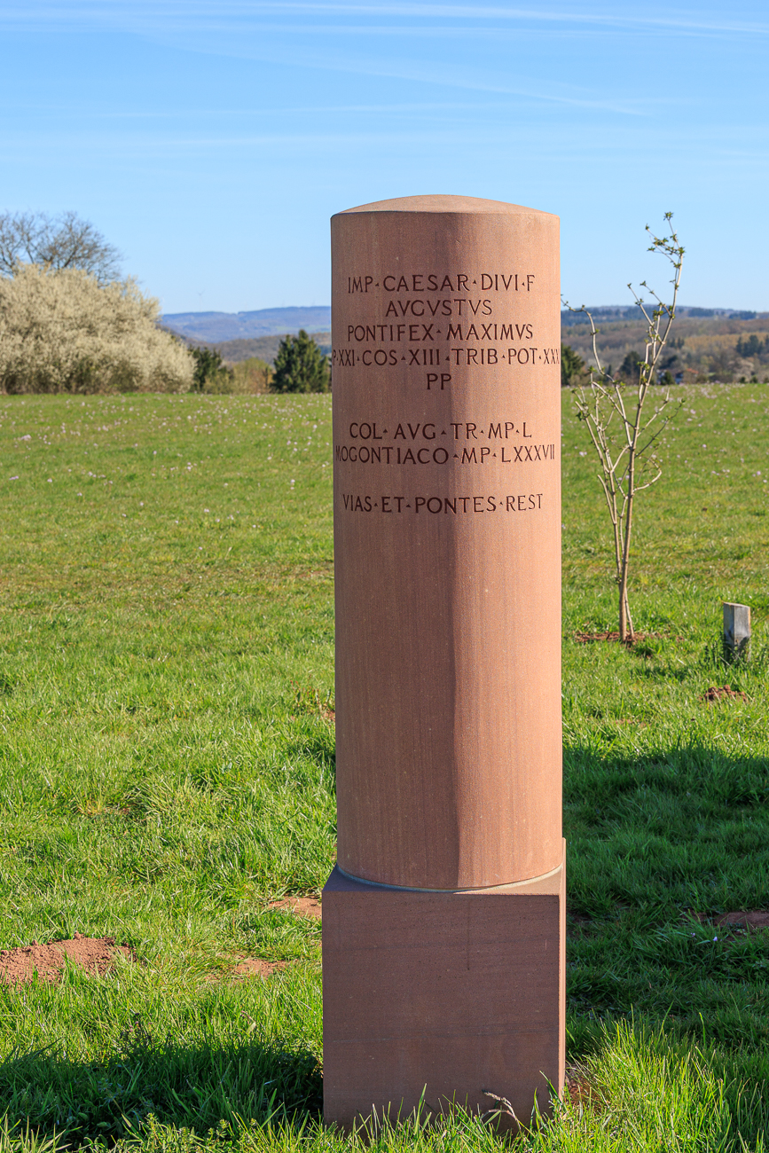 An den g&ouml;ttlichen Caesar Augustus, den Pontifex Maximus, den Vater des Vaterlandes, den zum einundzwanzigsten Mal amtierenden Konsul, den zum dreizehnten Mal amtierenden Hohepriester und an die Vestalinnen. Die Stra&szlig;en und Br&uuml;cken sollen instand gesetzt werden.