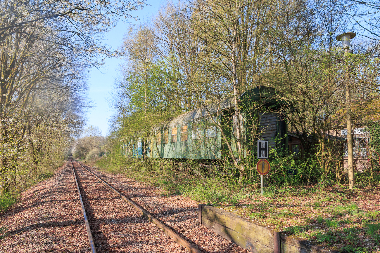 Ein paar allte Wagen stehen auch noch neben dem Gleis