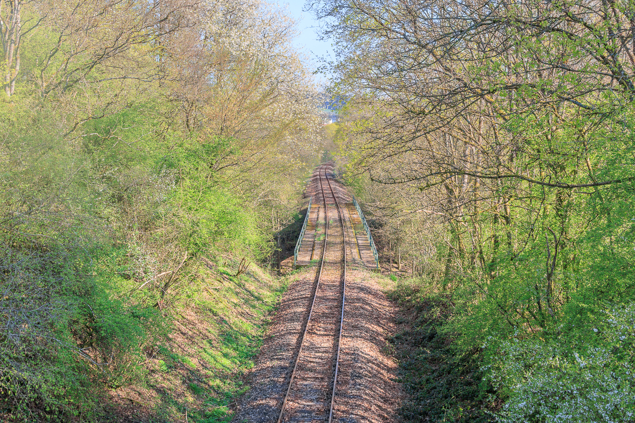 Blick von der Br&uuml;cke auf die alte Eisenbahnstrecke