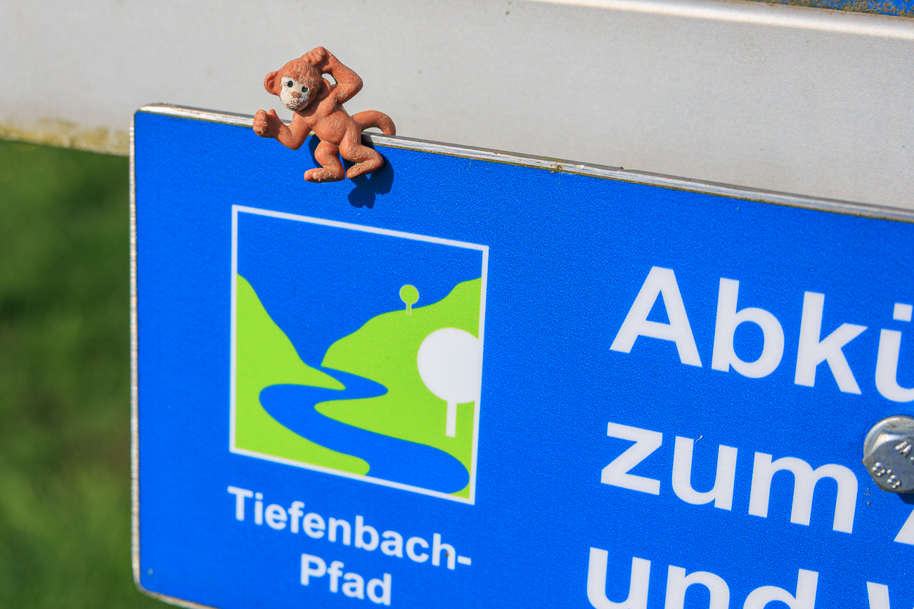 Da hat jemand ein &Auml;ffchen an das Schild geh&auml;ngt