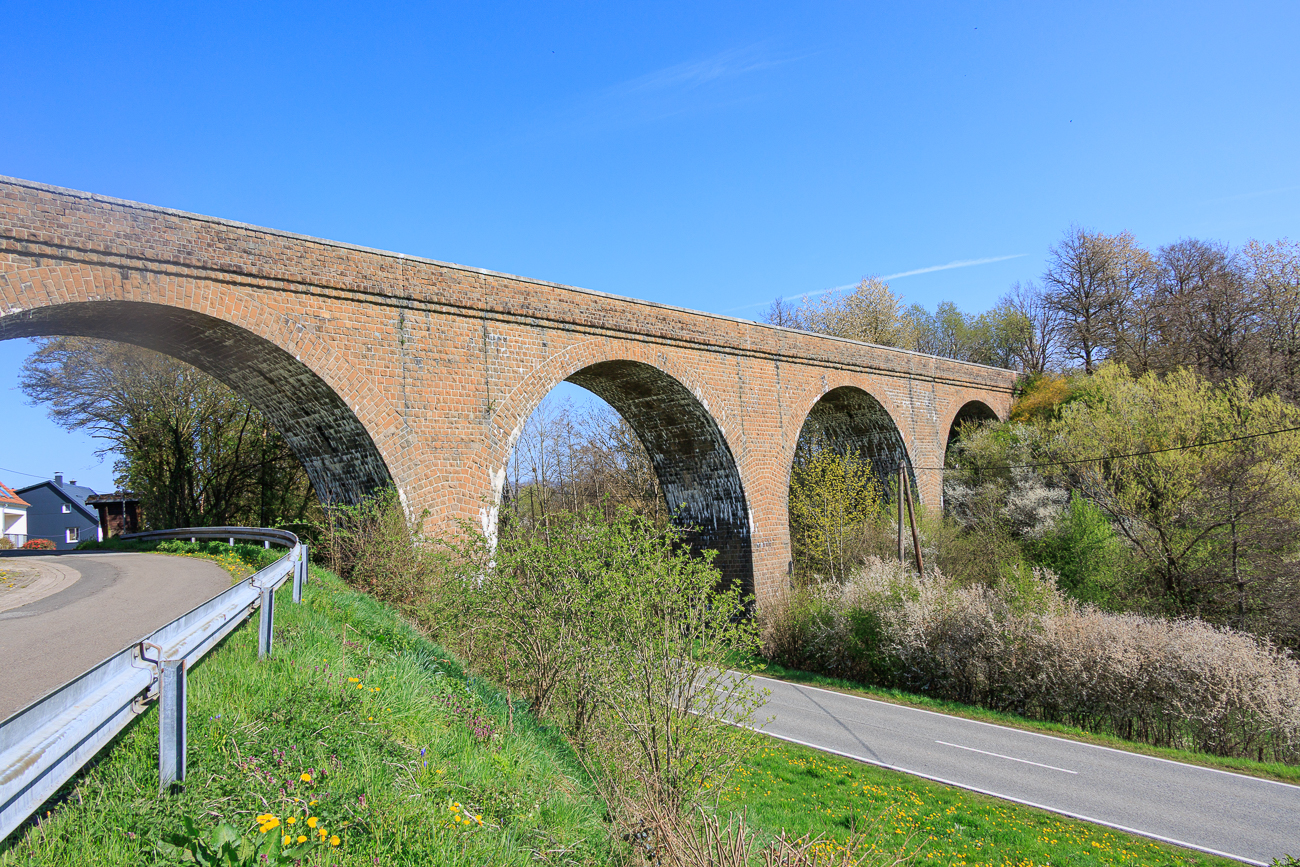 Das Viadukt bei Haupersweiler ist eine markante, denkmalgesch&uuml;tzte 4-bogige Sandstein-Rundbogenbr&uuml;cke der Ostertalbahn