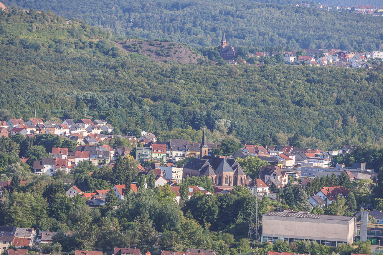 Die markante neugotische Pfarrkirche St. Michael in Wemmetsweiler, die ab 1898 nach Plänen des bekannten Architekten Wilhelm Hector erbaut wurde