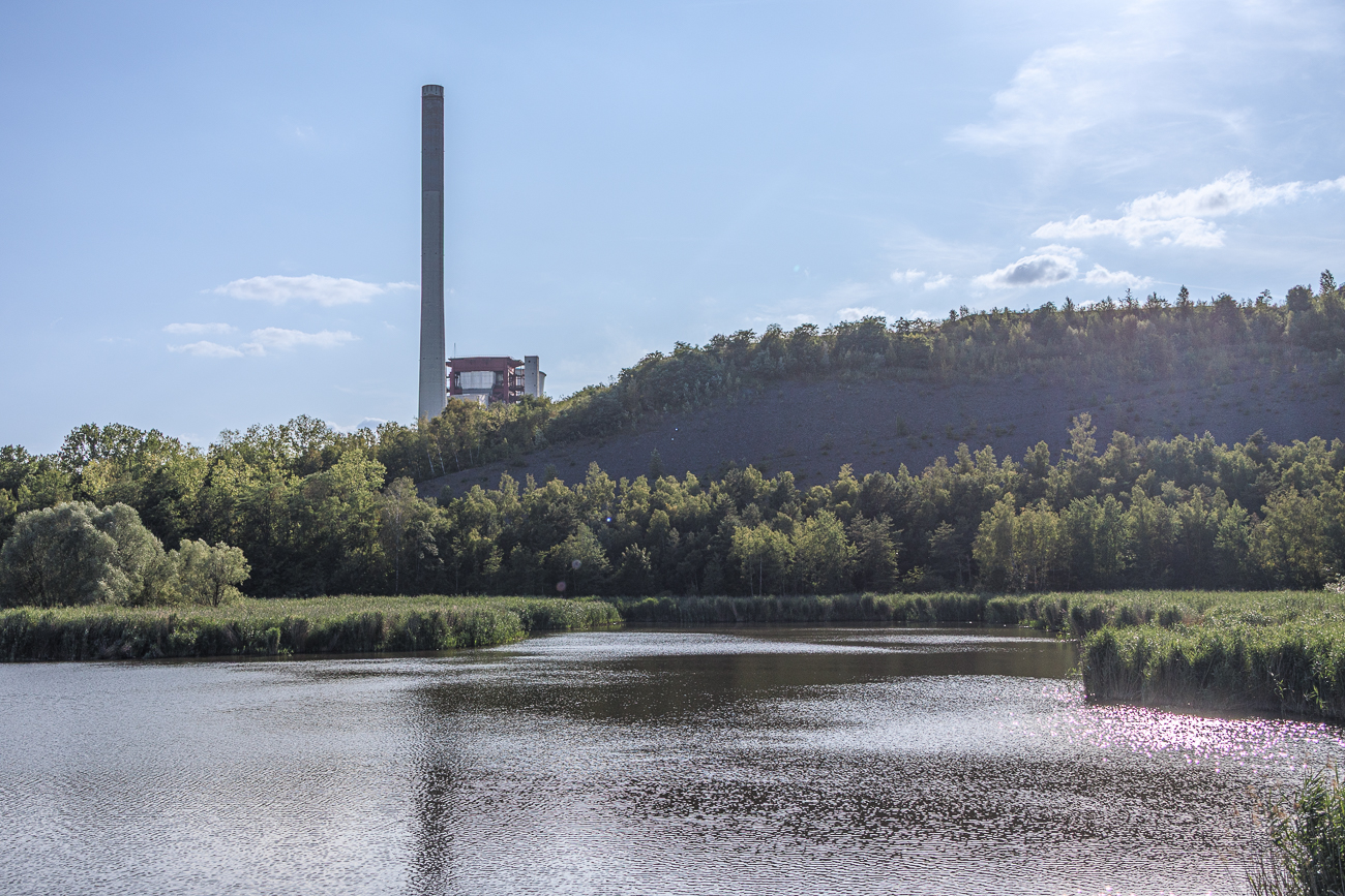 Blick über den Kohlbachtalweiher und auf das Kraftwerk Weiher 3