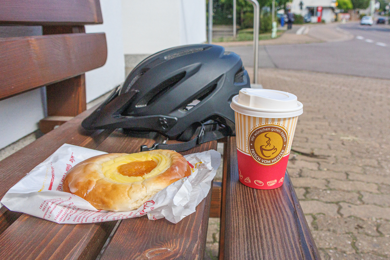 Kaffeestückchen und Milchkaffee