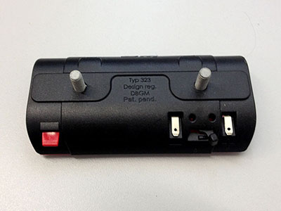 Auf der Rückseite gibt es zwei Befestigungsbolzen mit 50 mm Abstand